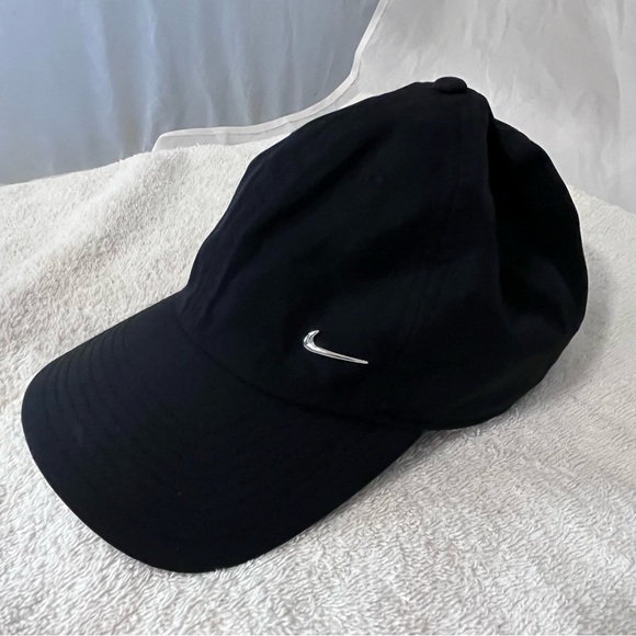 Nike Heritage 86 Adjustable Black & Metallic Silver Polyesther Ball Cap main image 15